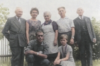 Helena Svobodová (vpravo dole) se strýcem Emilem Teubnerem (vpravo), maminkou Margit (druhá zleva), babičkou Anežkou (třetí zleva), dědečkem Emilem Scheuflerem (druhý zprava), pradědečkem Emilem (vlevo) a tatínkem Ladislavem Řežábem (vlevo dole)
