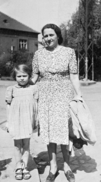 Jana Urbanová (left) with her family friend Helena Plešingrová in the summer of 1945 after a convalescent stay at Štiřín Castle