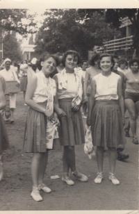 Jana Vítková (vlevo) na 1. celostátní spartakiádě  v roce 1955.
