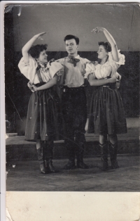 Jana Vítková (vlevo) v Prodané nevěstě v roce 1956. Rakovnická ochotnická opera.