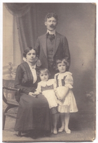 Dědeček Hugo Prokš, babička Františka Prokš, vlevo maminka Johana, sestra Jiřina v roce 1918
