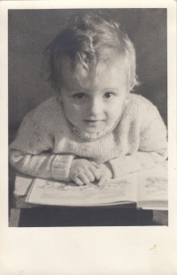 Čtenářka Jana Vítková ve svých třech letech. 