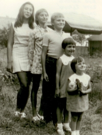Dcery: zleva Eva, za ní Ruth, v Klipci 1972