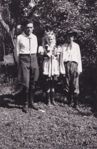 Dožínky 1947, pamětnice s bratranci