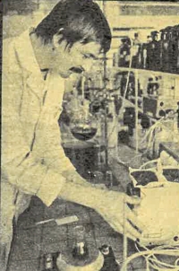 Fotografie Ladislava Cvaka pracujícího v laboratoři opavské Galeny vystřižená z novin, 80. léta 20. století