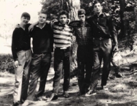 Ladislav Cvak (stojící úplně vlevo) se svými spolužáky ze střední Průmyslové školy v Brně, cca 1968