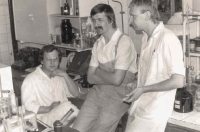 Spolu s kolegy Mojczkem a Víchou v jejich laboratoři v roce 1981. Ladislav Cvak stojí uprostřed