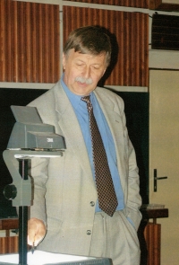 Přednášející Ladislav Cvak na fakultě v Hradci Králové na konci 90. let 20. století