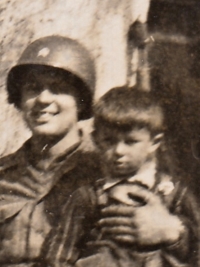 Roland Waclav jako dítě na klíně amerického vojáka, Všeruby, květen 1945