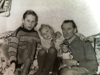Se synem Pavlem a dcerou Elinou, kolem roku 1965