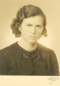 Maminka pamětnice Marie Krejčíková, rozená Salavová, asi 1945