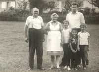 První návštěva Horsta Dontha s dětmi v Rokytnici, na fotografii s rodiči pamětníka Josephem a Emmou Gernertovými, 60. léta