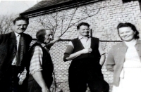 František Coufal s rodinou doma v Černovíře, zleva František Coufal, otec František Coufal st., bratr Stanislav, sestra Marie