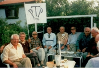 Setkání vojáků PTP, Blahoslav Řepa drží zástavu, 1996