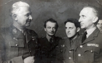 Fotografie generála Ludvíka Svobody (vlevo) a Karla Mareše (vpravo) z dob působení v Sovětském svazu, 40. léta