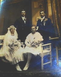 Svatba maminčiny sestry, vlevo novomanželé Bubeníčkovi, vpravo rodiče Františka Coufala