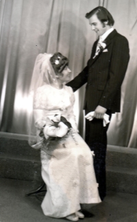 Svatba syna Pavla, na snímku s manželkou Olinkou, 1973