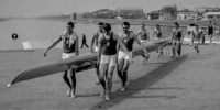 Petr Čermák (zcela vlevo) nese s kolegy osmiveslici na start olympijského závodu v Tokiu, 1964