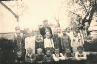 Školáci na Šumici s učitelem Františkem Sýkorou, 1965