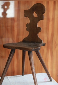 Židle z březnické restaurace, kde gestapo vyslýchalo zatčené