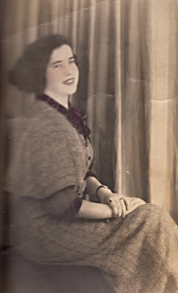 Adéla Stohrová, maminka, v roce 1934 - 18 let
