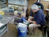 Při práci v keramické dílně