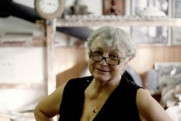 Manželka Milana Exnera v keramické dílně