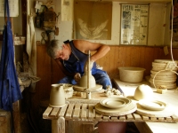 Při práci v keramické dílně