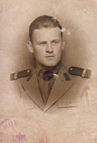 Tatínek v uniformě rumunské královské gardy