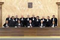 Vojen Güttler (sedící zcela vlevo) s kolegy z Ústavního soudu