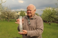Miroslav Jech s odměrným válcem na měření srážek, květen 2022