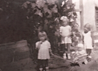 Adelina - vpravo a její sestřenice, Turda, 1941
