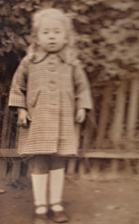 Adelina cestou do školky, Turda 1942