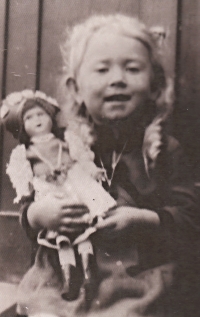 Adelina, 3 roky, s panenkou v moravském kroji, Turda 1942