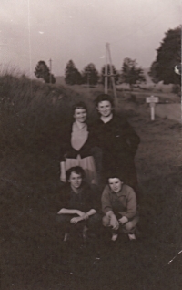 Adelina - nahoře vpravo a její sestřenice, setkání po 15 letech, Lenora 1957