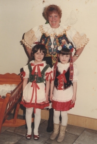 Jana Kučerová a vlevo její vnučka při vítání občánků v Jaroměři v roce 1996