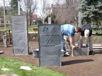 Instalace srdcí z dílny Milana Exnera v poděbradském lázeňském parku, 2006
