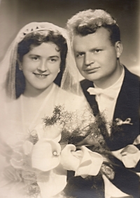 Svatební foto Adeliny a Pavla Mohrmannových, 16. 4. 1960