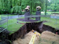 Instalace srdcí z dílny Milana Exnera v poděbradském lázeňském parku, 2006