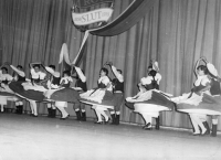 Vystoupení závodního folklorního souboru v Železném Brodu, 1956