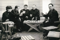 S myslivci na natáčení reportáže u Vejprt, 1964