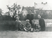 Stanislav (chlapec vzadu), zleva Marta, Bedřich, Vratislav a Olga Klicperovi v roce 1942