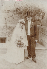 Svatba Růženy a Rudolfa Beerových, prarodičů pamětnice z matčiny strany, asi v roce 1904