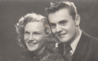 Předsvatební fotografie Naděje a Reného Dlouhých, 1954