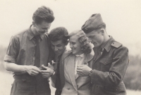 René Dlouhý s kamarády na svatbě, 1954. Zprava René Dlouhý, manželka Naděje, Karel Pfeiffer, Josef
