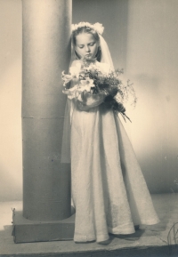 Maminka pamětnice v roce 1943 ve Varšavě při prvním svatém přijímání