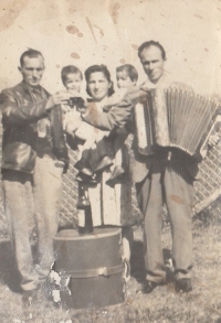 Otec s harmonikou, strýc František a matka s dvojčaty Františkem a Ondřejem