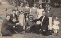 Rodinná fotografie z 50. let (pamětníkův otec vlevo, matka druhá zleva, babička vpravo)