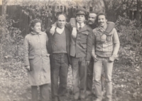 Po vojenské přísaze, s rodiči a bratrem Ondřejem (v džínovém), 1982