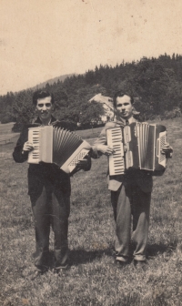 Otec s harmonikou (vpravo), 50. léta